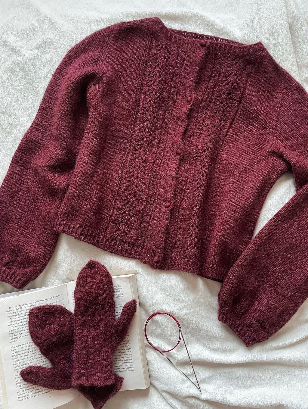 Cardigan sweater with gloves